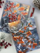 Тетрадь на гребне “Зимняя ягода”- словно маленький островок зимней красоты среди повседневных дел. Тетрадь на гребне “Зимняя ягода”- словно маленький островок зимней красоты среди повседневных дел.