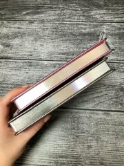 Сверкающий датированный ежедневник Escalada в удобном формате. Сверкающий датированный ежедневник Escalada в удобном формате.