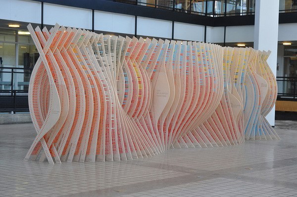 Современная скульптура в честь Minnesota School of Architecture из 8080 цветных карандашей Современная скульптура в честь Minnesota School of Architecture из 8080 цветных карандашей