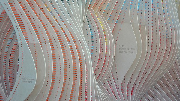 Современная скульптура в честь Minnesota School of Architecture из 8080 цветных карандашей Современная скульптура в честь Minnesota School of Architecture из 8080 цветных карандашей