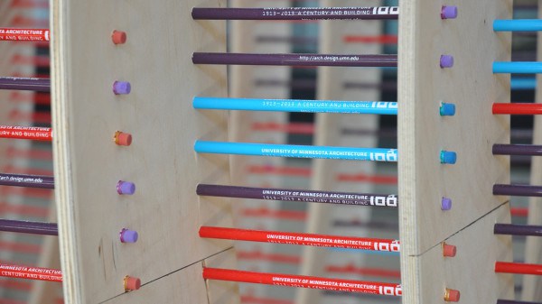 Современная скульптура в честь Minnesota School of Architecture из 8080 цветных карандашей Современная скульптура в честь Minnesota School of Architecture из 8080 цветных карандашей