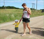 Много мам на белом свете, всей душой их любят дети