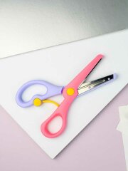 Ножницы для детей, длина лезвия: 4,8 см, асимметричные, картонная подложка с европодвесом Ножницы для детей, длина лезвия: 4,8 см, асимметричные, картонная подложка с европодвесом
