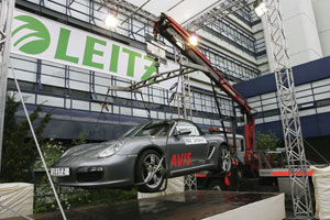 Папка-регистратор Leitz 180є поднимает автомобиль Porsche Папка-регистратор Leitz 180є поднимает автомобиль Porsche