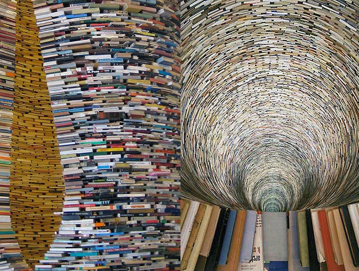 Книжная башня в центре Пражской библиотеки Книжная башня в центре Пражской библиотеки