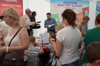 БиДжи на городском празднике сети магазинов ″Клякса″ в Иркутске. БиДжи на городском празднике сети магазинов ″Клякса″ в Иркутске.