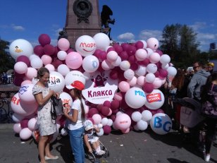 БиДжи на городском празднике сети магазинов ″Клякса″ в Иркутске. БиДжи на городском празднике сети магазинов ″Клякса″ в Иркутске.
