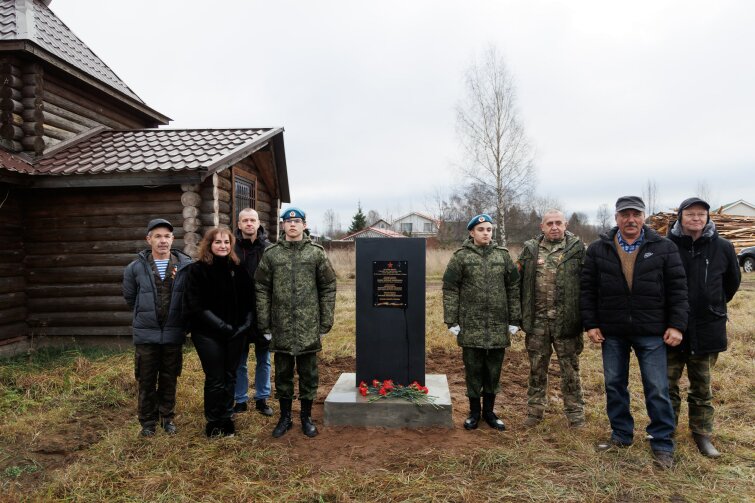 Сотрудники Тихвинского комплексного леспромхоза увековечивают память героев ВОВ Сотрудники Тихвинского комплексного леспромхоза увековечивают память героев ВОВ