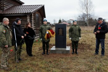 Сотрудники Тихвинского комплексного леспромхоза увековечивают память героев ВОВ Сотрудники Тихвинского комплексного леспромхоза увековечивают память героев ВОВ