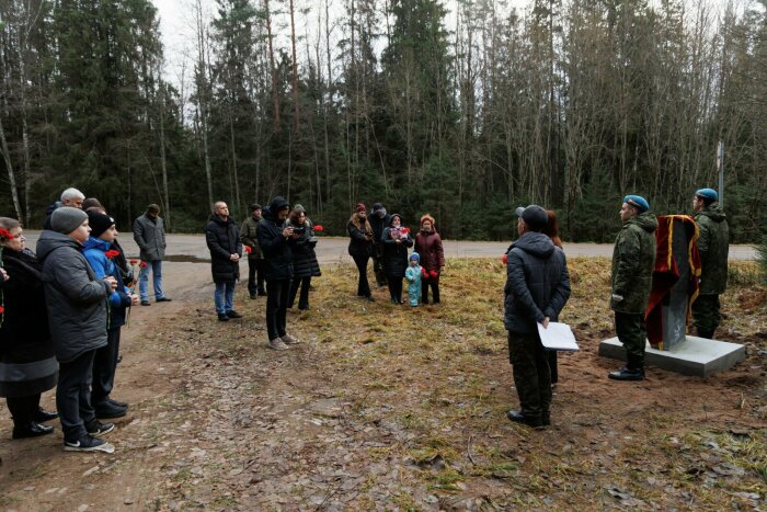 Сотрудники Тихвинского комплексного леспромхоза увековечивают память героев ВОВ Сотрудники Тихвинского комплексного леспромхоза увековечивают память героев ВОВ