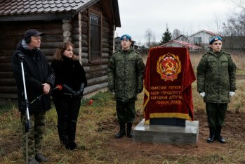 Сотрудники Тихвинского комплексного леспромхоза увековечивают память героев ВОВ Сотрудники Тихвинского комплексного леспромхоза увековечивают память героев ВОВ