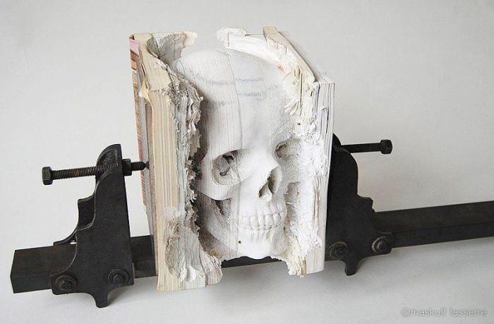 Черепа, скрывающиеся в старых книгах Черепа, скрывающиеся в старых книгах