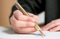 Латунный держатель превращает огрызок карандаша в полноценный инструмент для письма Латунный держатель превращает огрызок карандаша в полноценный инструмент для письма