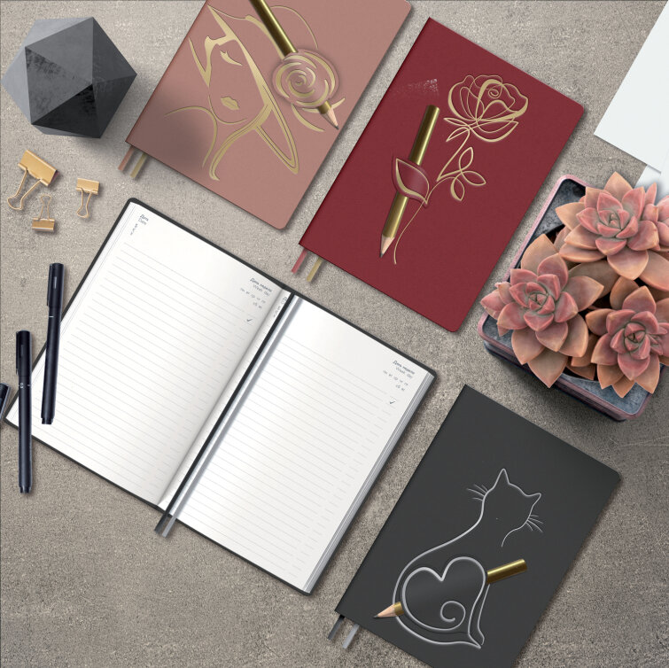 NEW! ESCALADA 2021. Серия оригинальных записных книжек с петлей-аппликацией и карандашом в комплекте.
