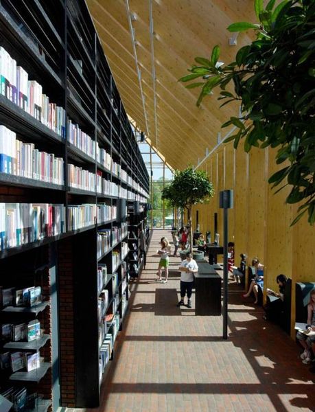 Гора из книг в библиотеке городка Spijkenisse в Голландии Гора из книг в библиотеке городка Spijkenisse в Голландии