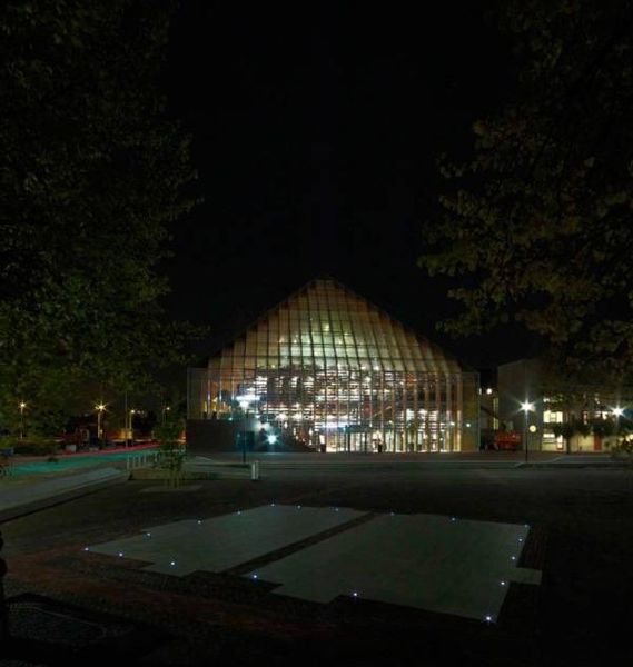 Гора из книг в библиотеке городка Spijkenisse в Голландии Гора из книг в библиотеке городка Spijkenisse в Голландии