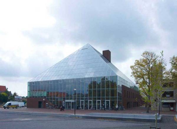 Гора из книг в библиотеке городка Spijkenisse в Голландии Гора из книг в библиотеке городка Spijkenisse в Голландии